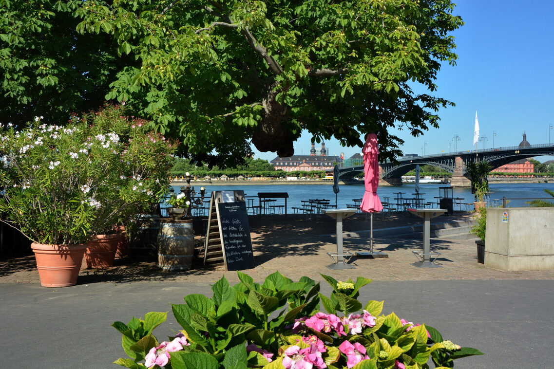 Blick auf die Theodor-Heuß-Brücke in Kastel