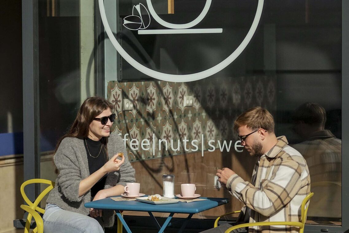 Kaffeetrinken in der Sonne vor dem Café