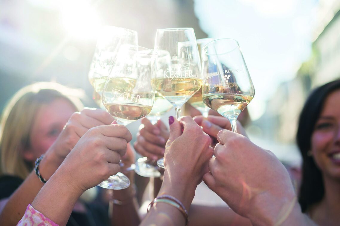 Bicchieri da vino durante il brindisi