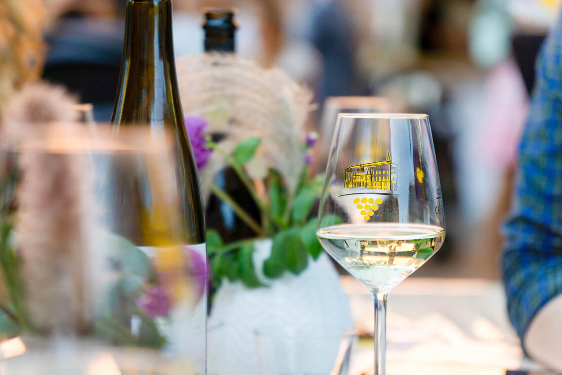 Bicchiere da vino su un tavolo davanti a uno sfondo sfocato