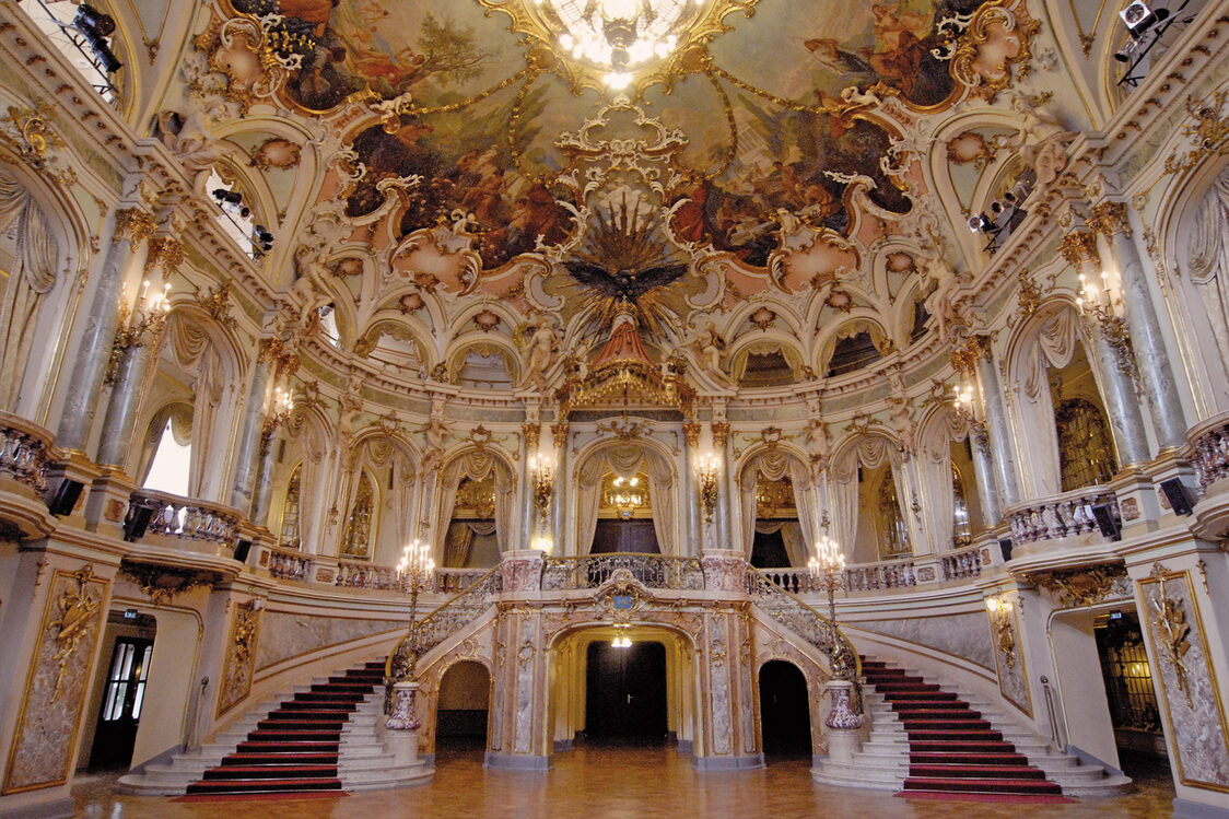 Reich verzierte Flügeltreppe im Hessischen Staatstheater