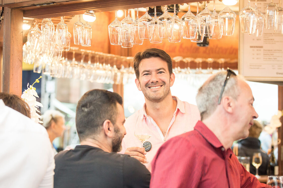 L'enologo sorridente allo stand