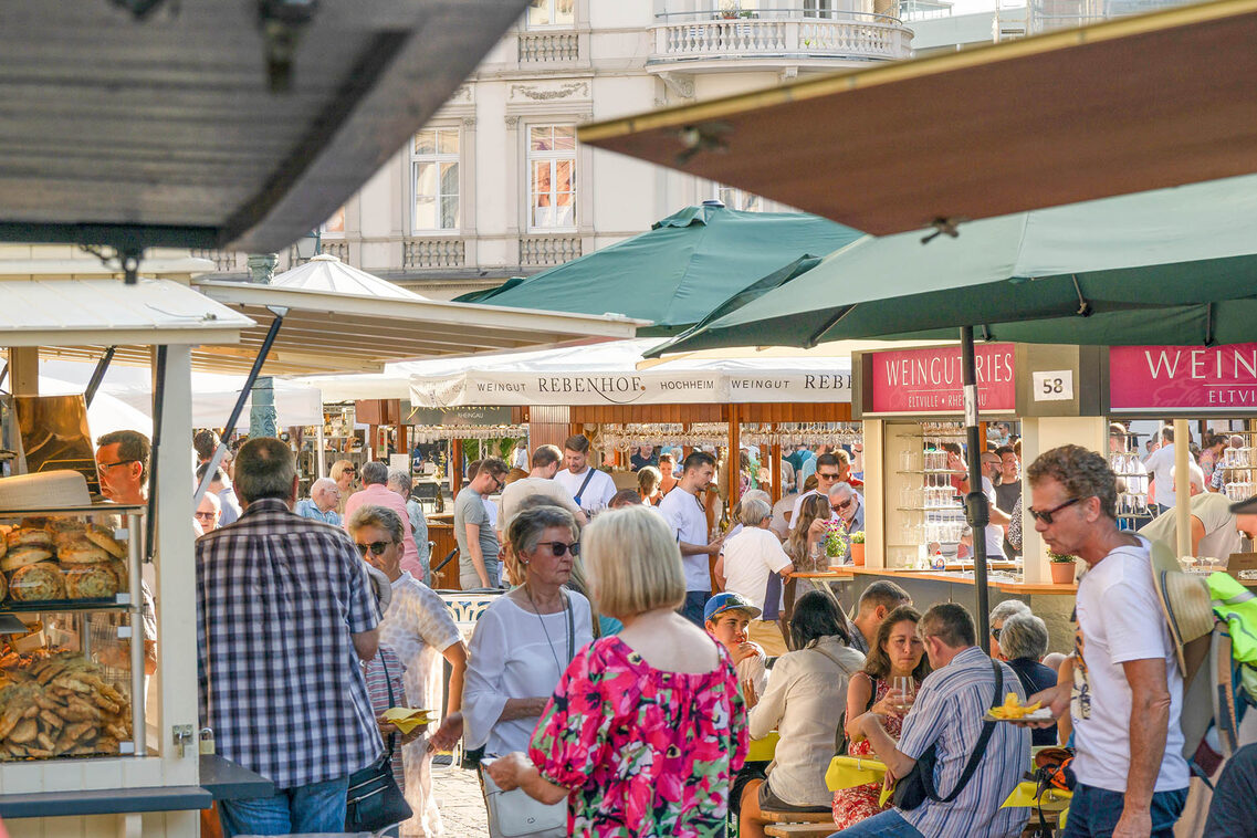Vista delle bancarelle della settimana del vino davanti al Parlamento dell'Assia