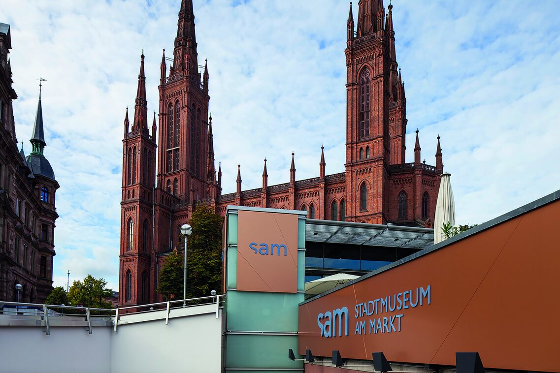 Logo at the entrance to sam against the backdrop of the Marktkirche