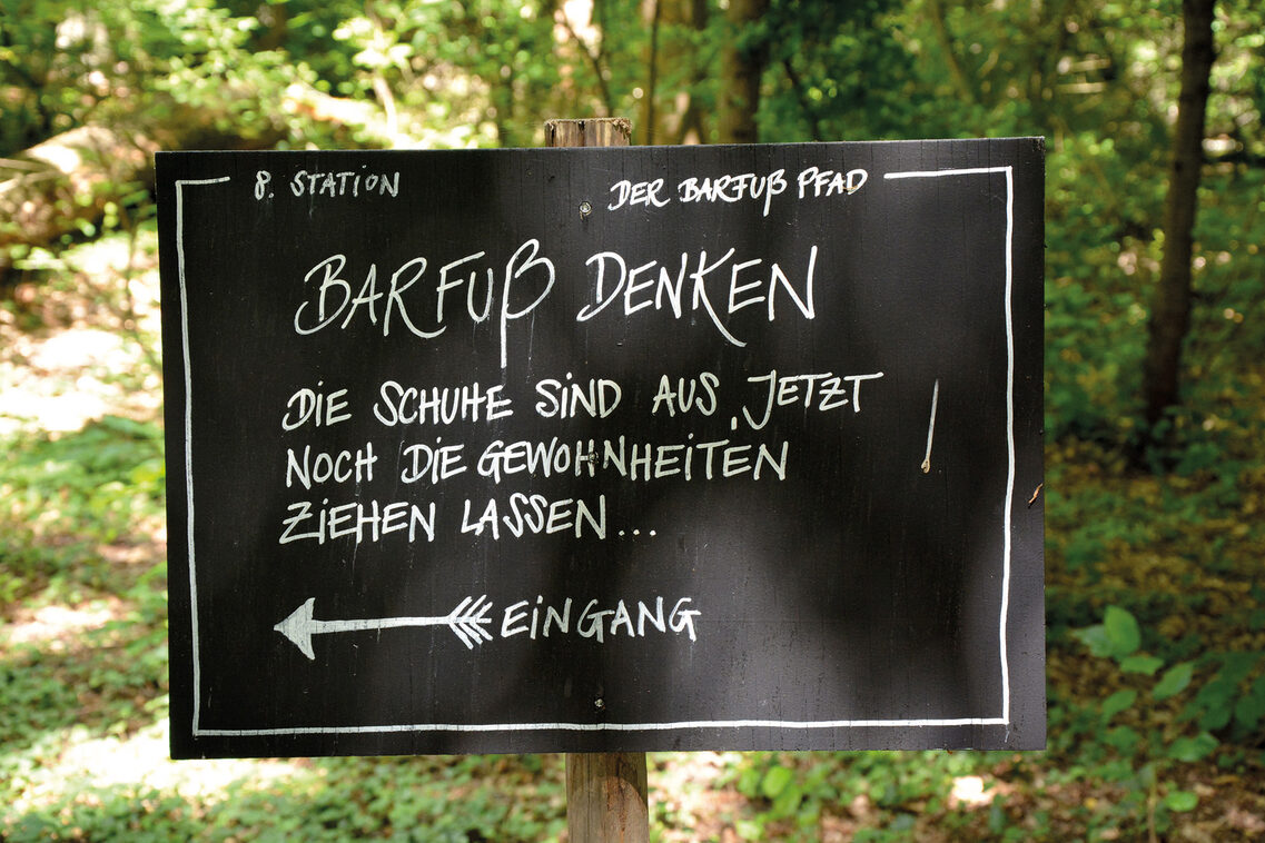 Schild "Barfuß denken"