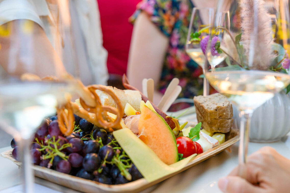 Piatto con stuzzichini estivi per accompagnare il vino