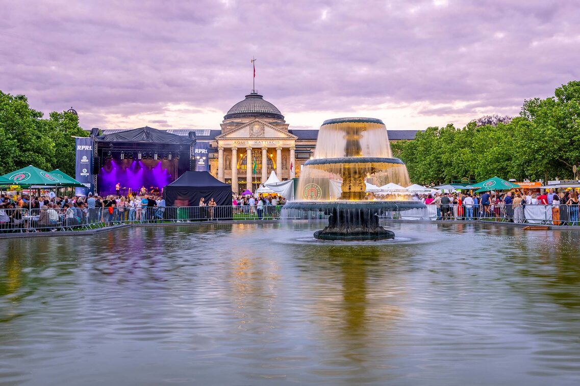Bühnenaufbau am Kurhausbrunnen