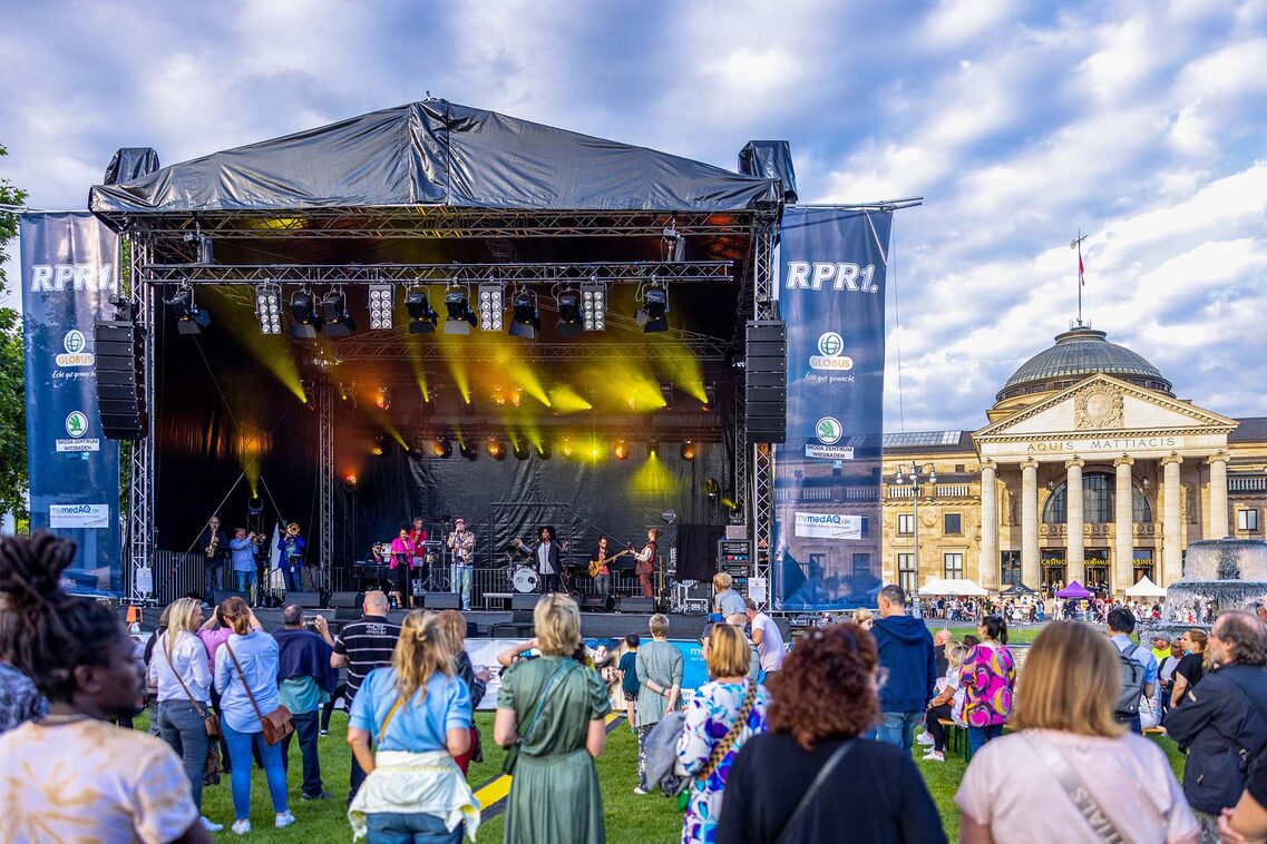 Proben auf der Bühne vor dem Kurhaus