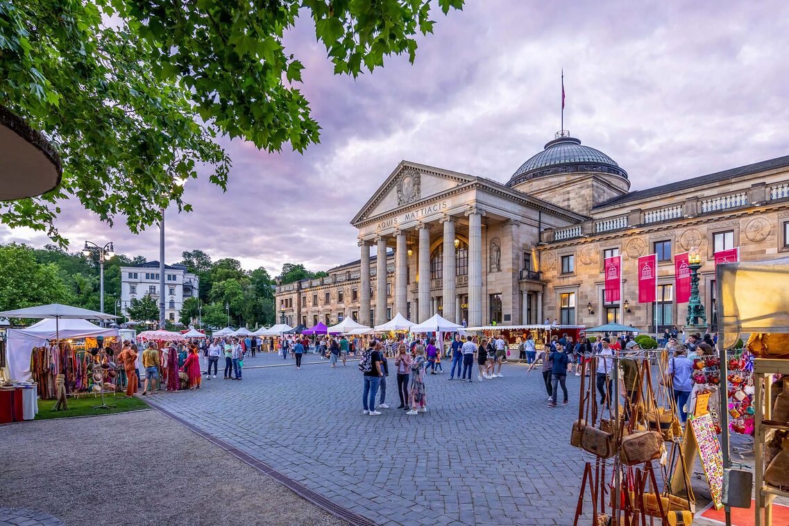 Abendliche Stimmung am Eingang des Kurhauses