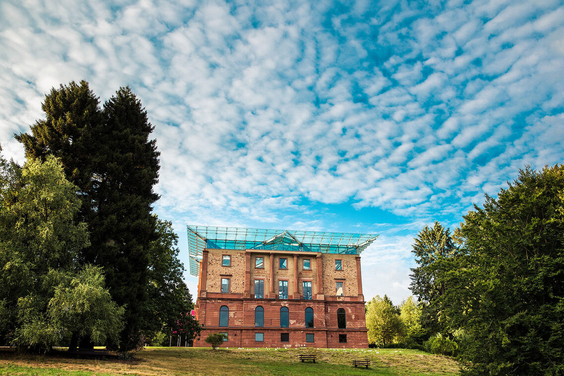 Jagdschloss Platte vor strahlend blauem Himmel mit Schäfchenwolken