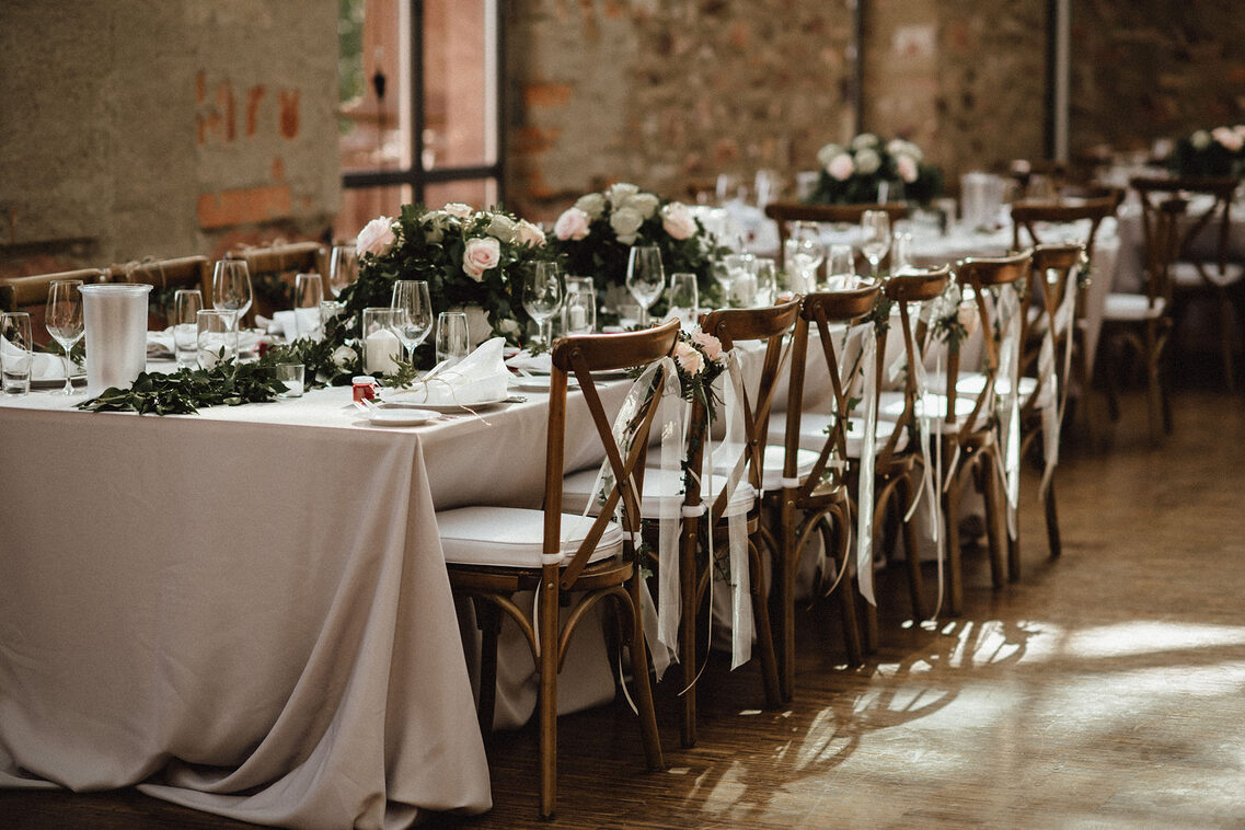 Hochzeitstische mit Blumengestecken