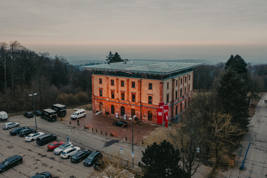 Jagdschloss Platte vor vernebeltem Wiesbaden-Ausblick