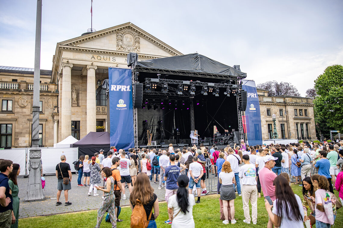 Proben auf der Bühne vor dem Kurhaus