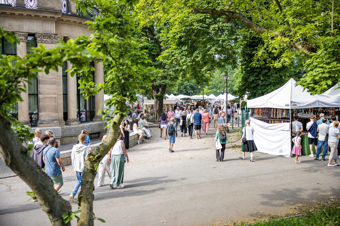 Stände des Kunsthandwerkermarkts im Kurpark