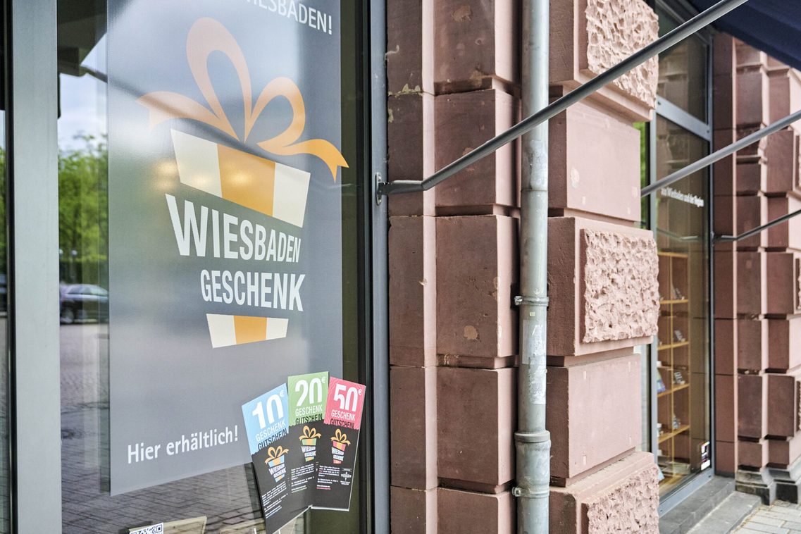 Fenster der Tourist Info mit Wiesbaden Geschenk-Gutscheinen