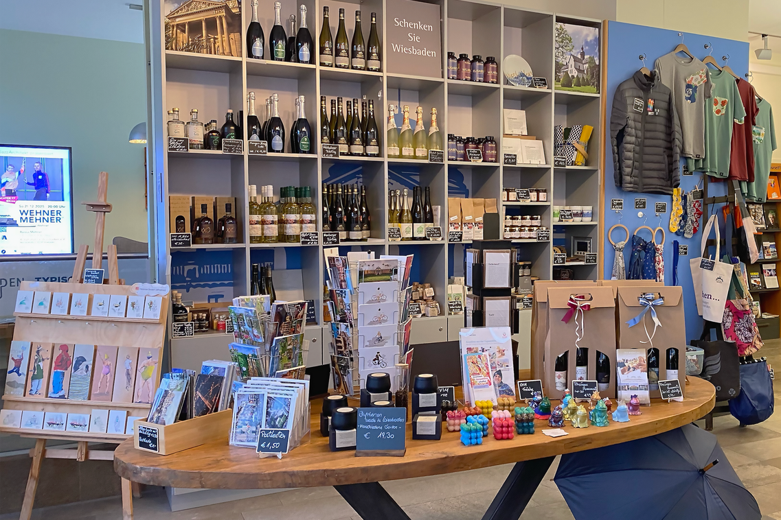 Blick in die Produktepalette in der Tourist Info