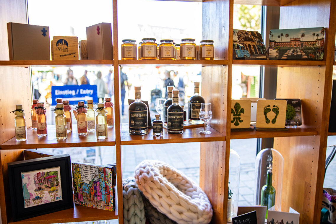 Ein Blick in die neu gestaltete Tourist Information am Marktplatz