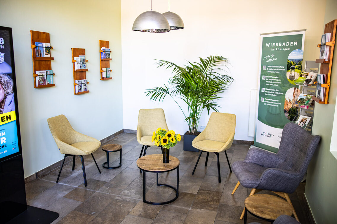 Ein Blick in die neu gestaltete Tourist Information am Marktplatz