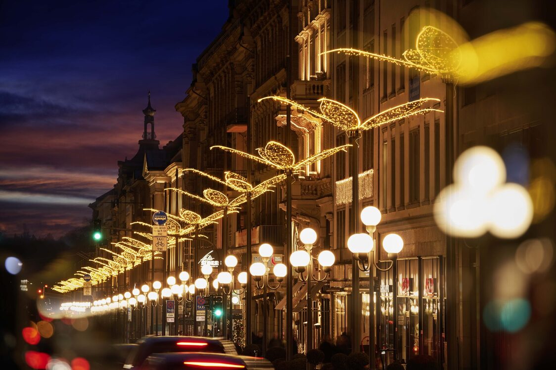 Weihnachtliches Wiesbaden - LED-Lilien auf der Wilhelmstraße