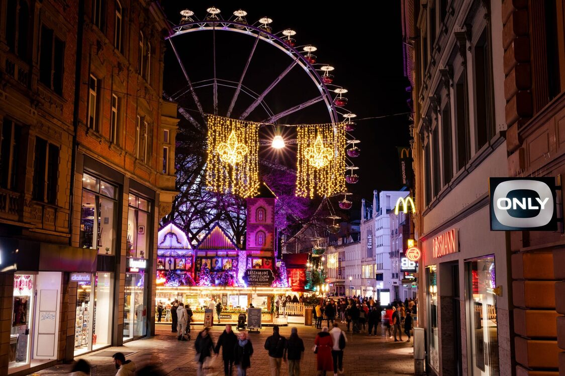 Weihnachtliches Wiesbaden - Leuchtvorhänge in der Innenstadt