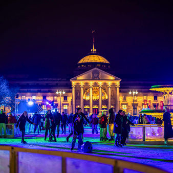 Beleuchtetes Kurhaus mit Eisbahn