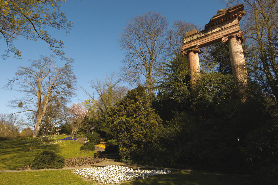 Gebälkstück eines römischen Tempels im Landschaftsgarten Warmer Damm