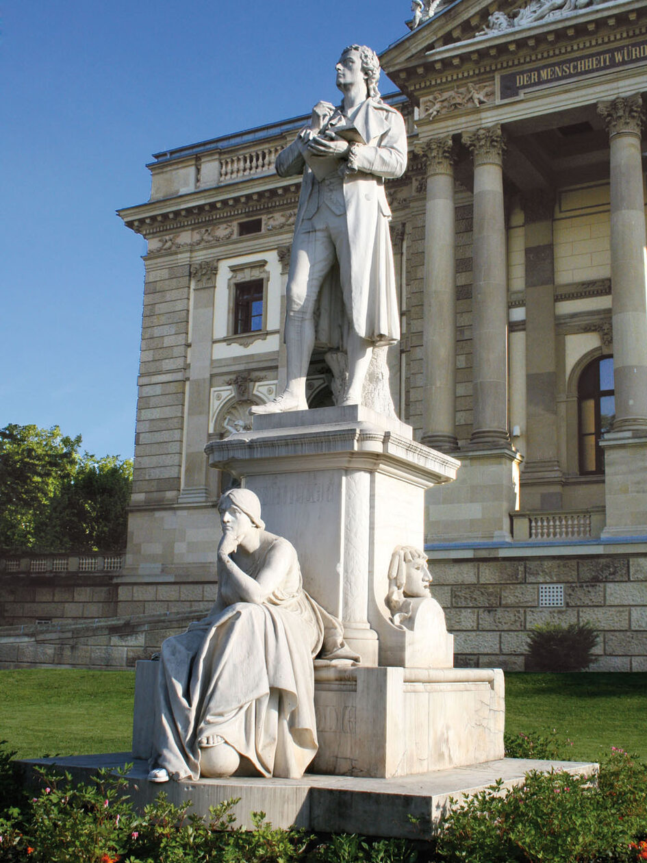 Das Schiller-Denkmal vor dem Hessischen Staatstheater.