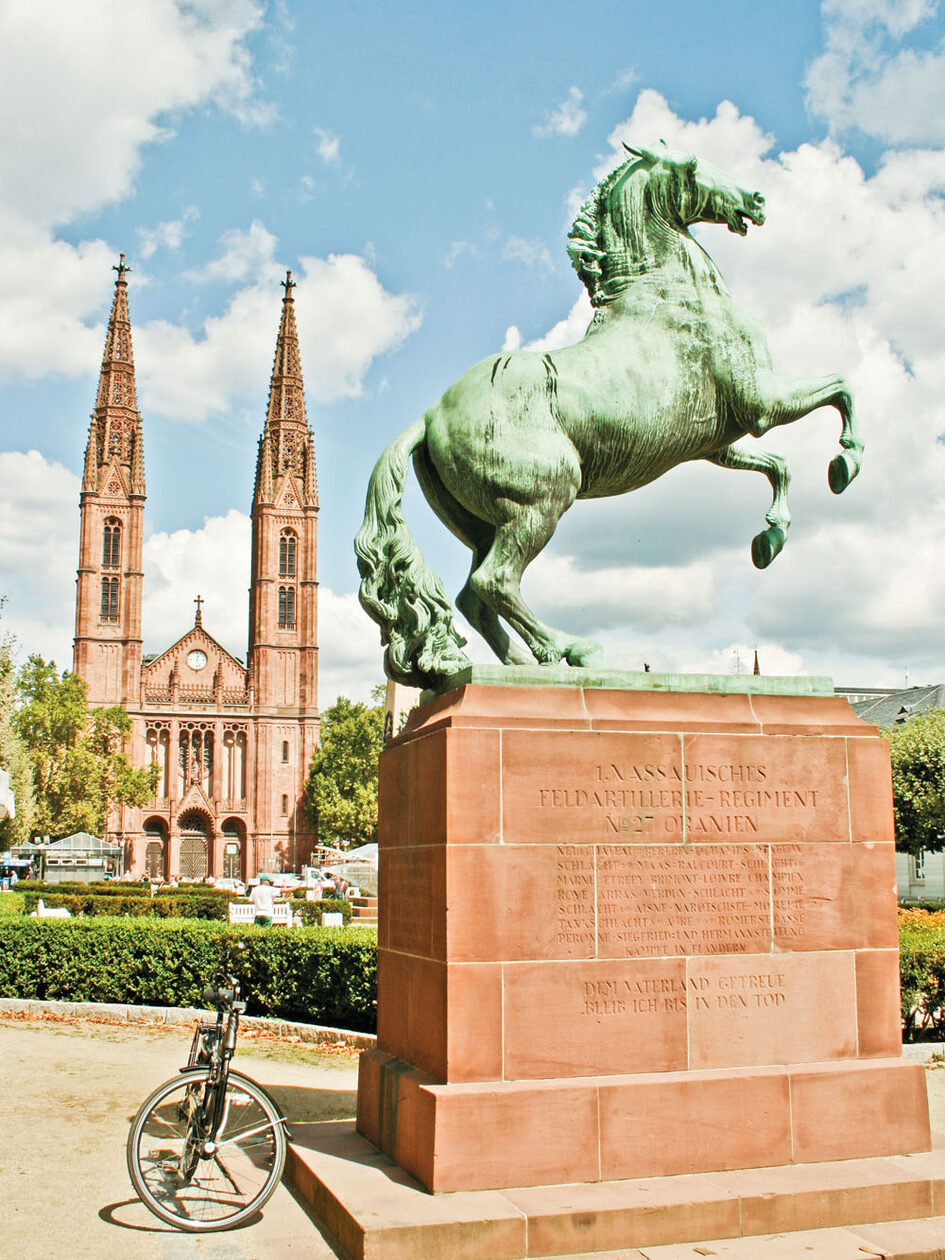 Oraniendenkmal vor der St. Bonifatius Kirche
