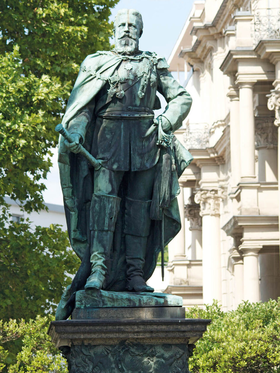 Kaiser-Friedrich-Statue auf dem gleichnamigen Platz.