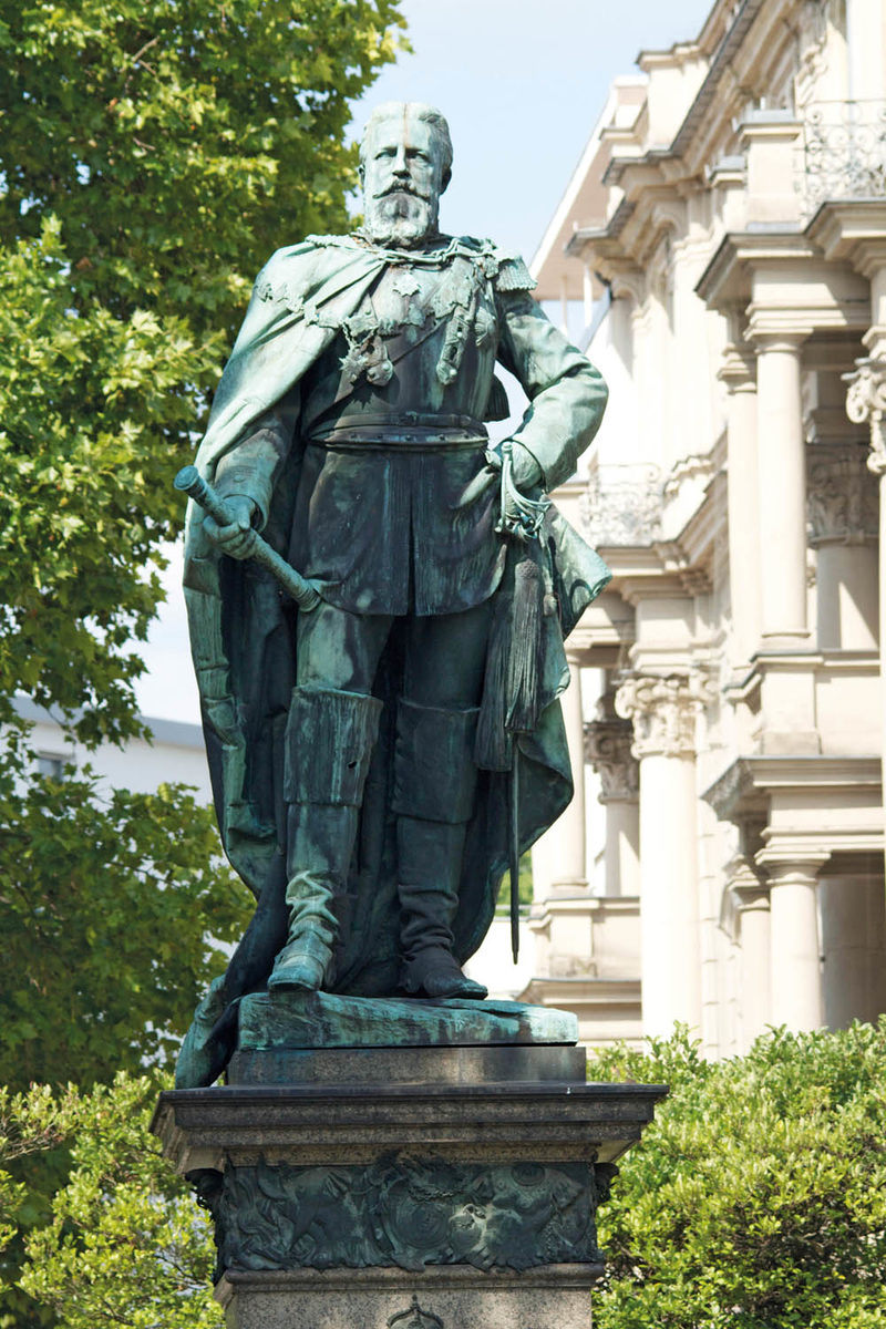 Kaiser-Friedrich-Statue auf dem gleichnamigen Platz.