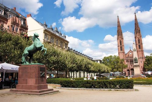 Luisenplatz mit Reiterstatue und Bonifatiuskirche