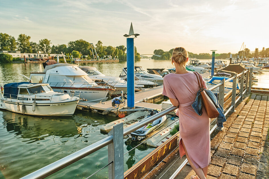 Vue sur le soleil couchant au port de Schierstein