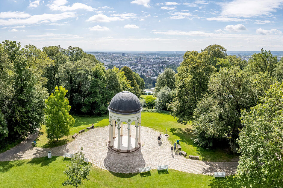Ansicht Neroberg Kuppel sonniger Tag