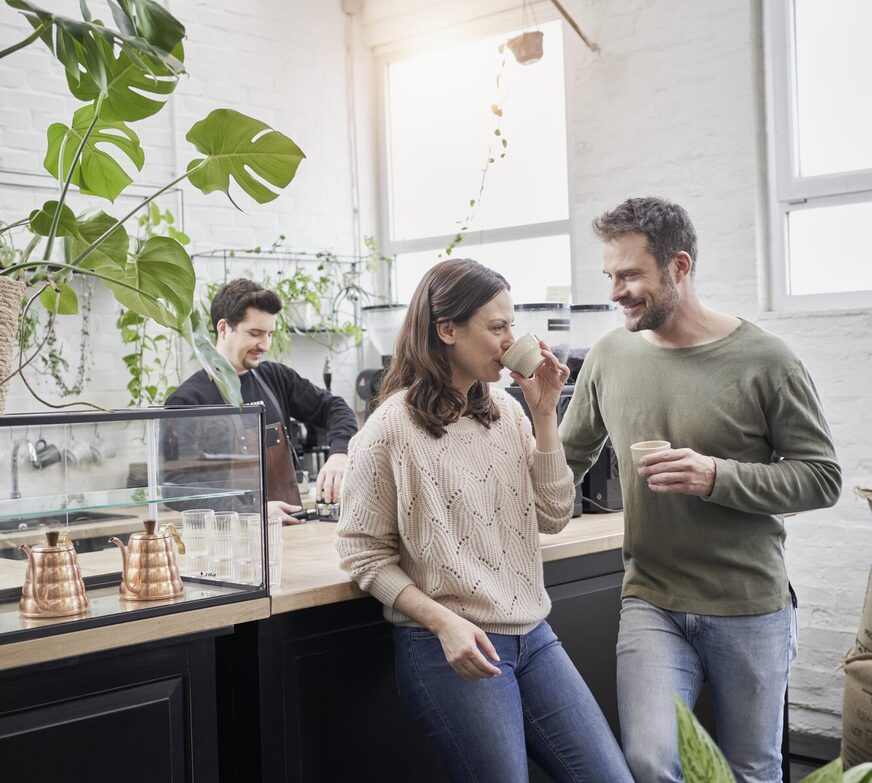 Maldaners Cofferoasters Drei Menschen vor und hinter der Bar.