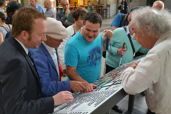 Der taktile Stadtplan im Bahnhof bei der Inbetriebnahme mit Sozialdezernent Christoph Manjura.