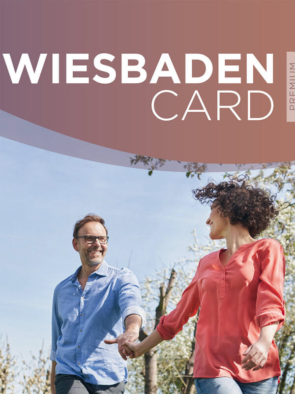 Die Wiesbaden Card Premium - Junges Paar beim Spaziergang im Frühling.