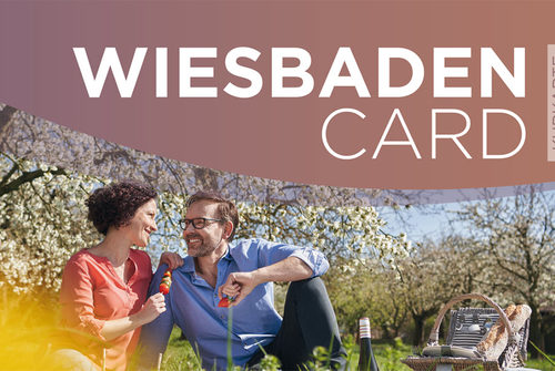 Die Wiesbaden Card Premium - Ein paar sitzt beim Picknick vor einem blühenden Baum