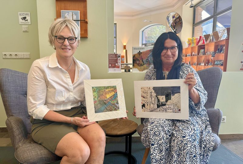 Kari Hansen von Seck im Gespräch mit Birgit Zilian, Leitung Tourist Information (v. l. n. r.)