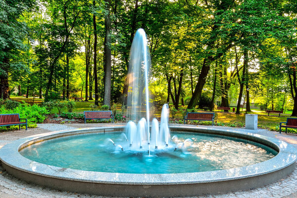Großer Brunnen im Grünen