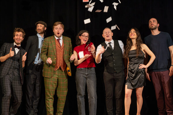 Männern und Frauen auf einer Bühne