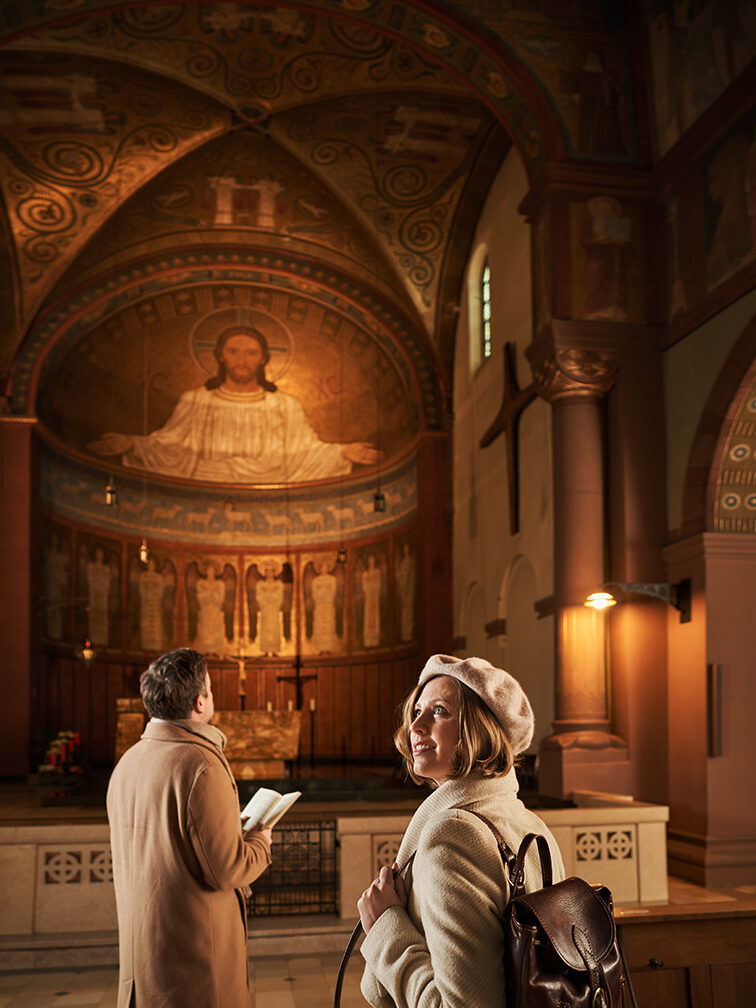 Bereits von Weitem ist die Russische Kirche, dank ihrer goldenen Kuppel, sichtbar.