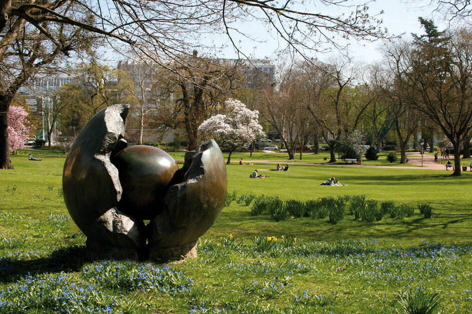 Sculpture Joueur de flûte dans le parc de la station thermale
