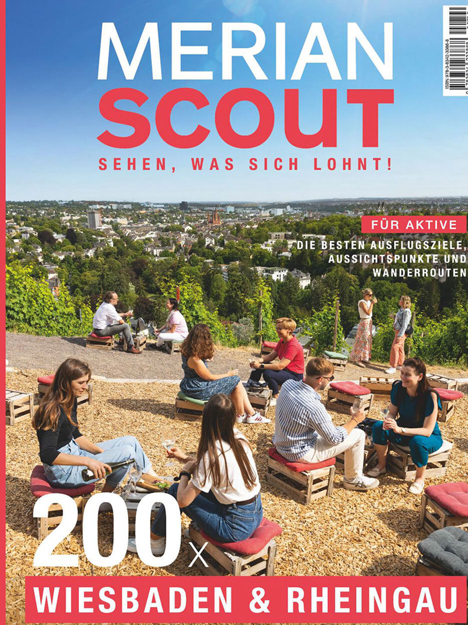 Merian Scout: Wiesbaden und Rheingau - Cover-Ausschnitt. Gäste im Hintergrund Wiesbaden.
