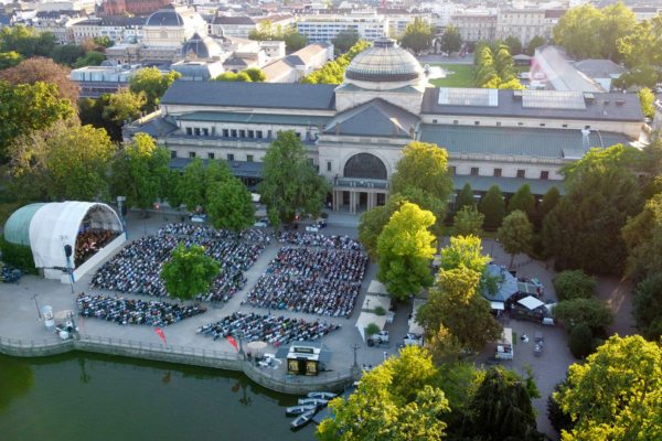 Veranstaltungsgäste im Kurpark beim Open-Air Konzert