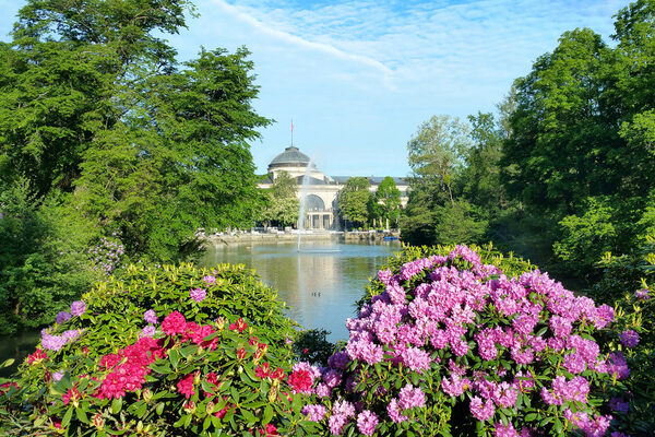Historisches Gebäude in einem grünen und bunten Park.