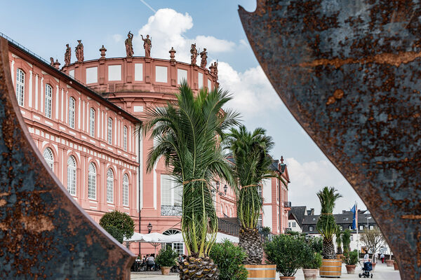 Historisches Schloss in rot und weiß.