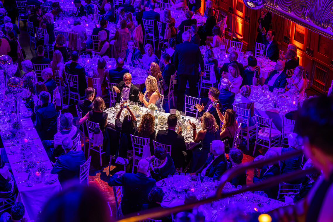 Veranstaltungsteilnehmer sitzen an den Tischen während einer Galaveranstaltung