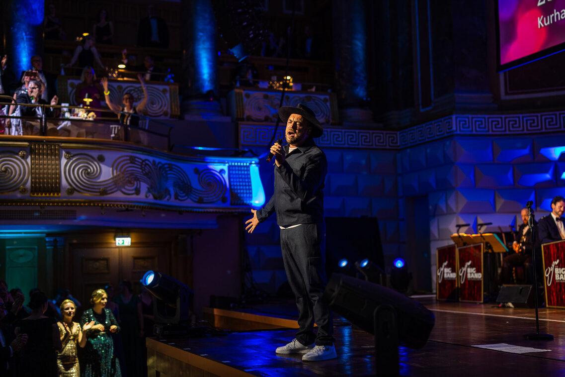 Ein Mann singt auf der Bühne