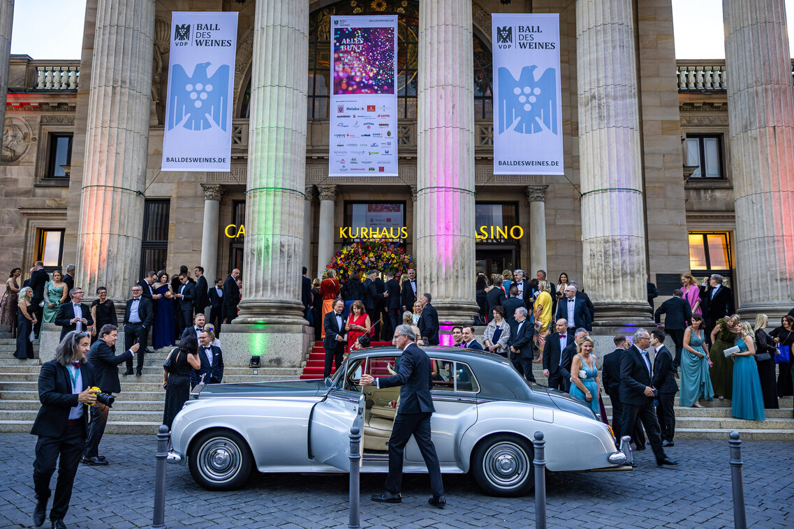 Ein Mann steigt aus dem Auto aus vor dem Kurhaus