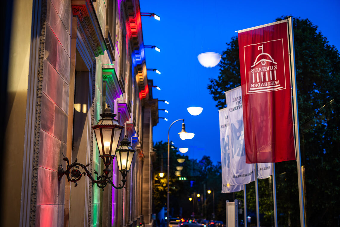 Fahnen vor dem Kurhaus in einer Abendbeleuchtung
